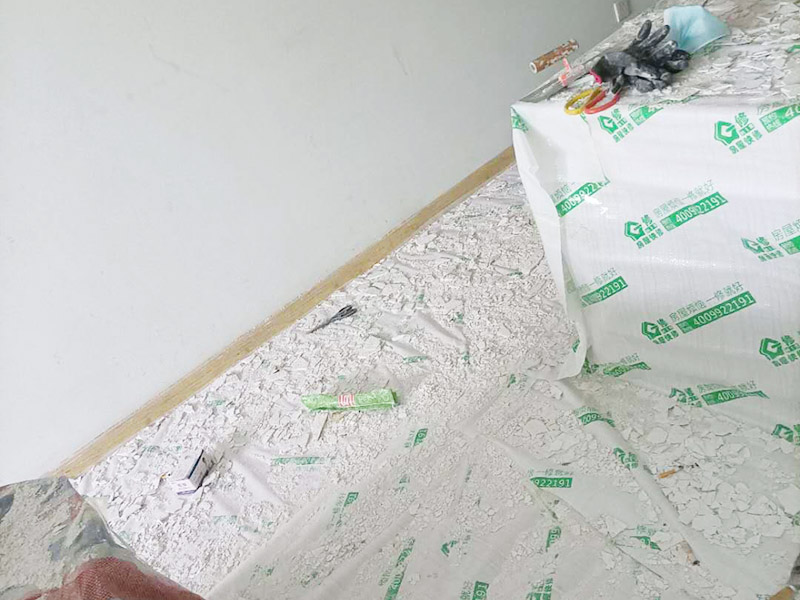 天花板翻新成品保護(hù):檢查舊房墻面基層問題，對癥下藥施工，如果墻面裝修5年甚至10年以上，墻面有開裂，滲水，起皮或者之前有貼過墻紙的舊房，就需要將原墻紙撕掉，將墻面鏟至毛坯層，做鏟墻施工，如近幾年裝修過的房子，則不需要做鏟墻施工，墻面基層無明顯破損，打磨膩?zhàn)踊蛘咧匦屡文佔(zhàn)?，做乳膠漆施工即可。 成品保護(hù)：將房中小件物品搬移到柜子，儲物柜等不需要施工的位置，如樓梯間，衛(wèi)生間等，利用專業(yè)的遮蔽保護(hù)膜貼在地面，包裝家具，避免施工期間對家中的物品造成損害和污染。