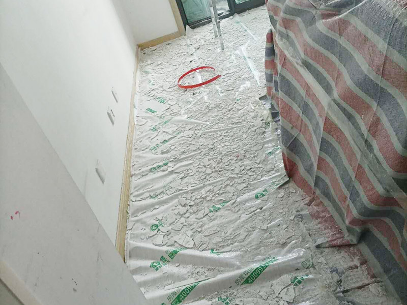 天花板翻新成品保護(hù):檢查舊房墻面基層問題，對癥下藥施工，如果墻面裝修5年甚至10年以上，墻面有開裂，滲水，起皮或者之前有貼過墻紙的舊房，就需要將原墻紙撕掉，將墻面鏟至毛坯層，做鏟墻施工，如近幾年裝修過的房子，則不需要做鏟墻施工，墻面基層無明顯破損，打磨膩?zhàn)踊蛘咧匦屡文佔(zhàn)?，做乳膠漆施工即可。 成品保護(hù)：將房中小件物品搬移到柜子，儲物柜等不需要施工的位置，如樓梯間，衛(wèi)生間等，利用專業(yè)的遮蔽保護(hù)膜貼在地面，包裝家具，避免施工期間對家中的物品造成損害和污染。