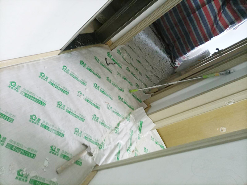 天花板翻新成品保護(hù):檢查舊房墻面基層問題，對癥下藥施工，如果墻面裝修5年甚至10年以上，墻面有開裂，滲水，起皮或者之前有貼過墻紙的舊房，就需要將原墻紙撕掉，將墻面鏟至毛坯層，做鏟墻施工，如近幾年裝修過的房子，則不需要做鏟墻施工，墻面基層無明顯破損，打磨膩?zhàn)踊蛘咧匦屡文佔(zhàn)?，做乳膠漆施工即可。 成品保護(hù)：將房中小件物品搬移到柜子，儲物柜等不需要施工的位置，如樓梯間，衛(wèi)生間等，利用專業(yè)的遮蔽保護(hù)膜貼在地面，包裝家具，避免施工期間對家中的物品造成損害和污染。