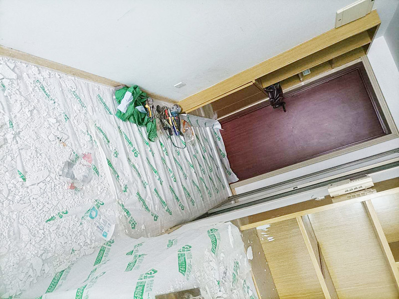 天花板翻新成品保護(hù):檢查舊房墻面基層問題，對癥下藥施工，如果墻面裝修5年甚至10年以上，墻面有開裂，滲水，起皮或者之前有貼過墻紙的舊房，就需要將原墻紙撕掉，將墻面鏟至毛坯層，做鏟墻施工，如近幾年裝修過的房子，則不需要做鏟墻施工，墻面基層無明顯破損，打磨膩?zhàn)踊蛘咧匦屡文佔(zhàn)?，做乳膠漆施工即可。 成品保護(hù)：將房中小件物品搬移到柜子，儲物柜等不需要施工的位置，如樓梯間，衛(wèi)生間等，利用專業(yè)的遮蔽保護(hù)膜貼在地面，包裝家具，避免施工期間對家中的物品造成損害和污染。