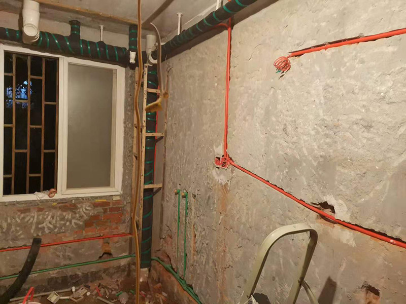 衛(wèi)生間翻新案例：衛(wèi)生間翻新最主要的目的，就是要更換水電，尤其是那些隱蔽性極強(qiáng)，一般埋在地下或墻壁內(nèi)的。在進(jìn)行翻新的時(shí)候，最好一并更換，不管有沒(méi)有問(wèn)題，這樣都能給日后的生活帶來(lái)保障。更換完水電之后，就可以進(jìn)行瓷磚的鋪貼了。不管是地面還是墻面，都是一個(gè)比較大的工程。在衛(wèi)生間翻新前先找平地面和墻面，清楚所有雜物。然后先對(duì)墻面進(jìn)行鋪設(shè)，墻面一般多是小塊的瓷磚比較好施工。地面就要注意一些了，需要設(shè)置輔助線(xiàn)來(lái)進(jìn)行施工，還要注意下水管等地方，這些地方都需要低于地面高度的哦！