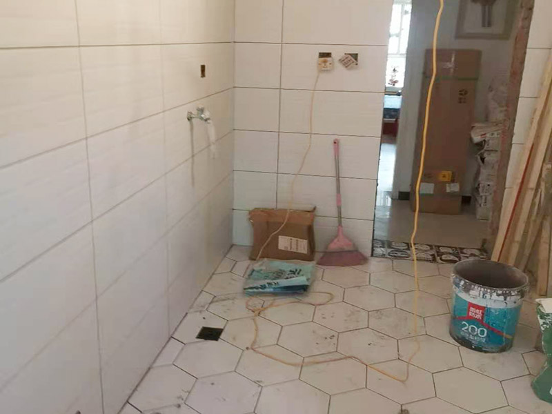 衛(wèi)生間翻新案例：衛(wèi)生間翻新最主要的目的，就是要更換水電，尤其是那些隱蔽性極強(qiáng)，一般埋在地下或墻壁內(nèi)的。在進(jìn)行翻新的時(shí)候，最好一并更換，不管有沒(méi)有問(wèn)題，這樣都能給日后的生活帶來(lái)保障。更換完水電之后，就可以進(jìn)行瓷磚的鋪貼了。不管是地面還是墻面，都是一個(gè)比較大的工程。在衛(wèi)生間翻新前先找平地面和墻面，清楚所有雜物。然后先對(duì)墻面進(jìn)行鋪設(shè)，墻面一般多是小塊的瓷磚比較好施工。地面就要注意一些了，需要設(shè)置輔助線(xiàn)來(lái)進(jìn)行施工，還要注意下水管等地方，這些地方都需要低于地面高度的哦！