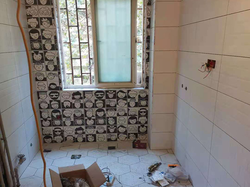 衛(wèi)生間翻新案例：衛(wèi)生間翻新最主要的目的，就是要更換水電，尤其是那些隱蔽性極強(qiáng)，一般埋在地下或墻壁內(nèi)的。在進(jìn)行翻新的時(shí)候，最好一并更換，不管有沒(méi)有問(wèn)題，這樣都能給日后的生活帶來(lái)保障。更換完水電之后，就可以進(jìn)行瓷磚的鋪貼了。不管是地面還是墻面，都是一個(gè)比較大的工程。在衛(wèi)生間翻新前先找平地面和墻面，清楚所有雜物。然后先對(duì)墻面進(jìn)行鋪設(shè)，墻面一般多是小塊的瓷磚比較好施工。地面就要注意一些了，需要設(shè)置輔助線(xiàn)來(lái)進(jìn)行施工，還要注意下水管等地方，這些地方都需要低于地面高度的哦！