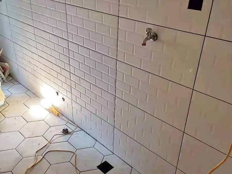 衛(wèi)生間翻新案例：衛(wèi)生間翻新最主要的目的，就是要更換水電，尤其是那些隱蔽性極強(qiáng)，一般埋在地下或墻壁內(nèi)的。在進(jìn)行翻新的時(shí)候，最好一并更換，不管有沒(méi)有問(wèn)題，這樣都能給日后的生活帶來(lái)保障。更換完水電之后，就可以進(jìn)行瓷磚的鋪貼了。不管是地面還是墻面，都是一個(gè)比較大的工程。在衛(wèi)生間翻新前先找平地面和墻面，清楚所有雜物。然后先對(duì)墻面進(jìn)行鋪設(shè)，墻面一般多是小塊的瓷磚比較好施工。地面就要注意一些了，需要設(shè)置輔助線(xiàn)來(lái)進(jìn)行施工，還要注意下水管等地方，這些地方都需要低于地面高度的哦！