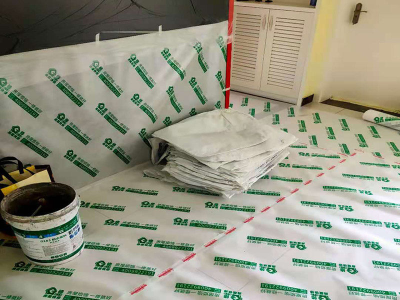 走廊過道成品保護(hù)：各種裝修物料的進(jìn)場以及各種建筑裝修垃圾的清理，都會經(jīng)過入戶門，這些物品在搬運的過程中，與入戶門發(fā)生磕碰、摩擦的機率大大增加，所以，第一個需要做好成品保護(hù)的地方就是我們的入戶門。建議：在裝修開工前直到家具進(jìn)場期間，都需要對入戶門進(jìn)行保護(hù)！對于這一點，可以使用成品保護(hù)膜將門包裹。