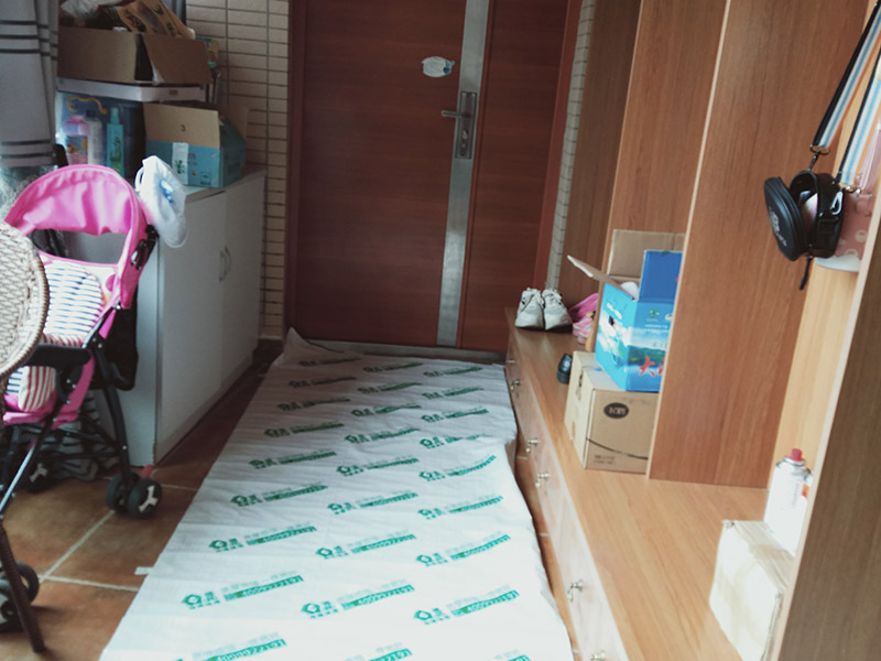 走廊過道成品保護(hù)：各種裝修物料的進(jìn)場以及各種建筑裝修垃圾的清理，都會經(jīng)過入戶門，這些物品在搬運的過程中，與入戶門發(fā)生磕碰、摩擦的機率大大增加，所以，第一個需要做好成品保護(hù)的地方就是我們的入戶門。建議：在裝修開工前直到家具進(jìn)場期間，都需要對入戶門進(jìn)行保護(hù)！對于這一點，可以使用成品保護(hù)膜將門包裹。