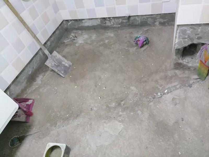 衛(wèi)生間地面清理防水：1、刷第一遍防水涂料把地面清掃干凈，防水涂料要涂滿，和基層結(jié)合牢固，沒有裂紋和氣泡，并且無脫落現(xiàn)象。涂刷的高度、厚度都要達(dá)到規(guī)定要求。2、刷第二遍防水涂料等到第一遍涂料干透之后，再刷第二遍防水涂料，不干的話，防水效果就會(huì)大打折扣。3、鋪保護(hù)層接下來就是在防水涂料的表面鋪保護(hù)層，一定要做到完全覆蓋防水層，和基層結(jié)合牢固，沒有裂紋、氣泡，也沒有脫落現(xiàn)象。4、閉水試驗(yàn)閉水試驗(yàn)是非常有必要的，地面最高的地方，誰不能低于2cm，維持24小時(shí)，如果沒有發(fā)生滲漏就合格。如果有滲漏，必須重做防水。