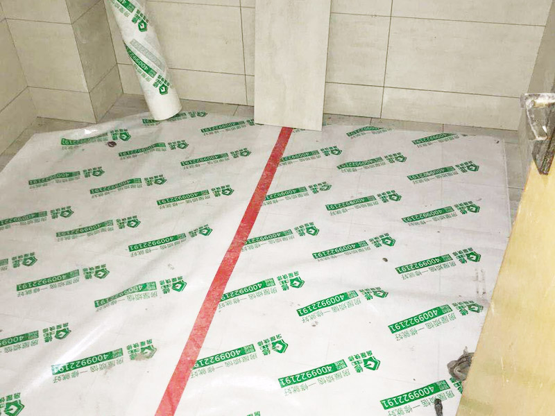 陽臺墻地磚鋪貼：1. 地磚直線鋪設(shè)方式是最原始，最傳統(tǒng)的方法?？芍^是經(jīng)典不倒，古人的流傳至今，相信未來也依然保持的一種作法。 2.好處是:大方得體，工整，簡約。讓欣賞的人感受到地磚的那份強烈的質(zhì)感存。 3.無論是家裝，工裝，還是場所，都能適用。接下來介紹的是鋪設(shè)地磚方法稍微跳動一些的鋪法。也是在傳統(tǒng)的格局上稍稍變動。是不按傳統(tǒng)的方法直線鋪，而是修改成走，這個方法通常被簡稱位地磚型鋪法。