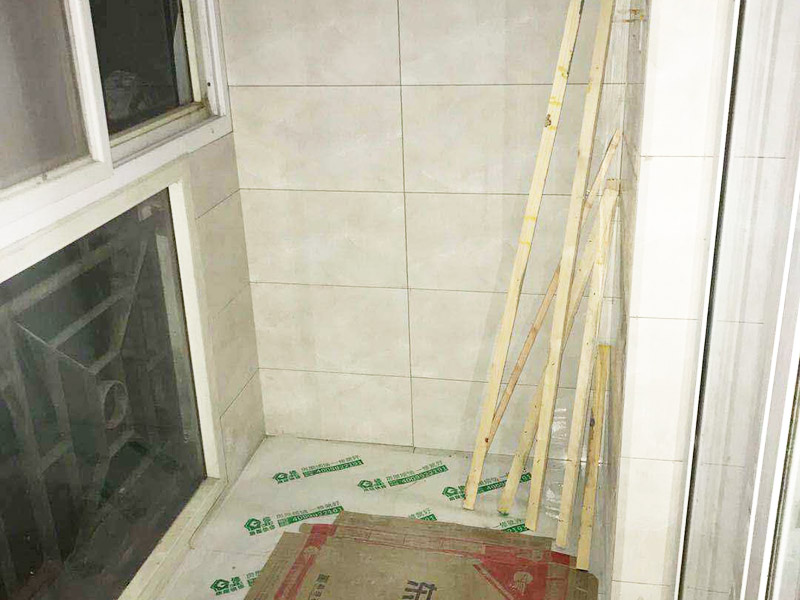 陽臺墻地磚鋪貼：1. 地磚直線鋪設(shè)方式是最原始，最傳統(tǒng)的方法?？芍^是經(jīng)典不倒，古人的流傳至今，相信未來也依然保持的一種作法。 2.好處是:大方得體，工整，簡約。讓欣賞的人感受到地磚的那份強烈的質(zhì)感存。 3.無論是家裝，工裝，還是場所，都能適用。接下來介紹的是鋪設(shè)地磚方法稍微跳動一些的鋪法。也是在傳統(tǒng)的格局上稍稍變動。是不按傳統(tǒng)的方法直線鋪，而是修改成走，這個方法通常被簡稱位地磚型鋪法。