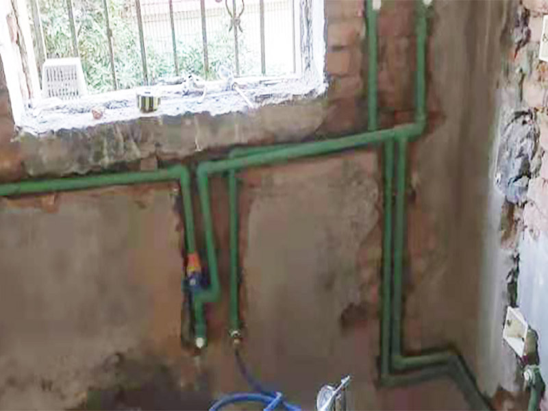 廚房水管暗管鋪設:衛(wèi)生間的水管裝置前定要遵從合理步驟，一般首要和師傅參議水路的詳細走向，二是用電錘把卡子固定到墻上，三是開端用專業(yè)的熱溶機對管子進行熱熔銜接，四是用試壓泵對整個管線進行打壓測試，五是整理現場。