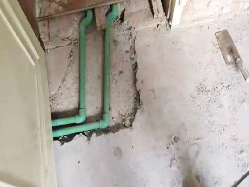 廚房水管暗管鋪設:衛(wèi)生間的水管裝置前定要遵從合理步驟，一般首要和師傅參議水路的詳細走向，二是用電錘把卡子固定到墻上，三是開端用專業(yè)的熱溶機對管子進行熱熔銜接，四是用試壓泵對整個管線進行打壓測試，五是整理現場。