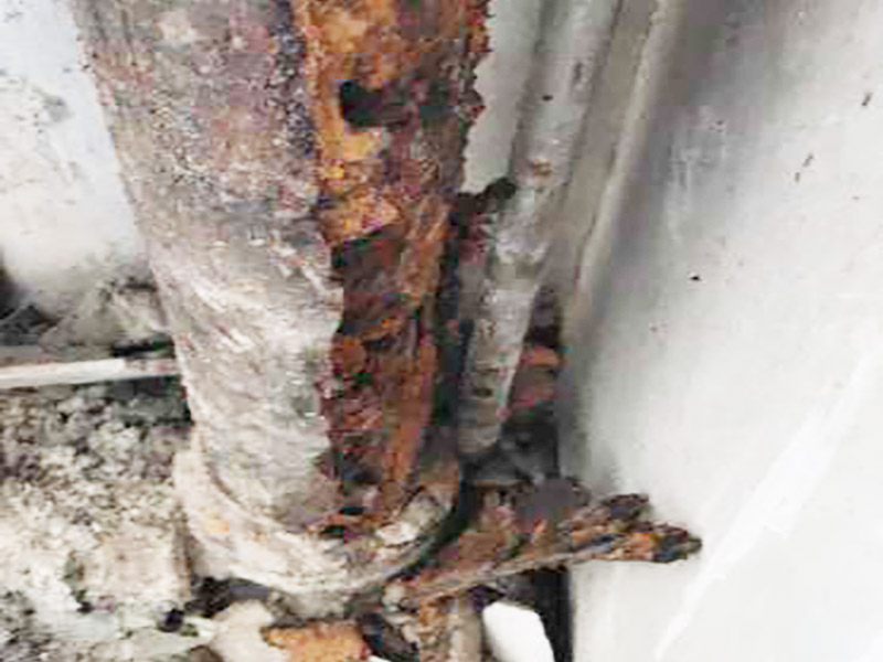 廚房拆除翻新施工：首先就是要對它進行空間改造、水路改造和磚墻翻新這幾處一定要提前做好準備和進行規(guī)劃才行。比如說像對廚房改造中，要做就是對它的空間進行規(guī)劃好和布局。廚房的上水部分那么可以把它更換成PPR之類新型管材，然后再把它進行暗埋，但是廚房的下水部分，這個地方也是不能進行改動的，如果一定要進行改動，記住一定要咨詢清楚物業(yè)再動手。