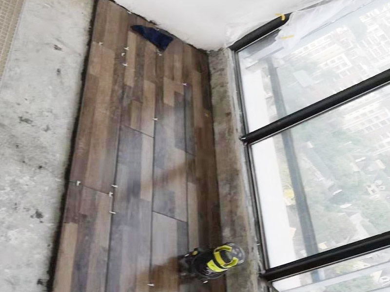 地板拆除翻新案例：1、可以不拆除，但是要求地面保護非常好，你要看好工人，他們干起活來可不會為你考慮如何小心的，他們會怎么省事怎么來的。 2、地板拆除后再安裝肯定有損壞的，并且有的地方是完全無法安裝，工人肯定會用膠給他粘在上的，你還要反復(fù)花錢，得不償失呀。 3、鏟除墻皮后刮膩子只要保證踢腳線地方小心點別弄得太濕就好了。