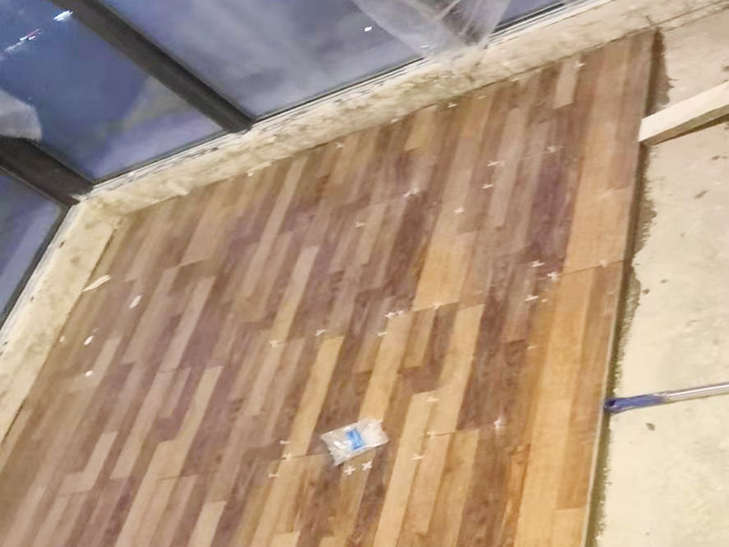 地板拆除翻新案例：1、可以不拆除，但是要求地面保護非常好，你要看好工人，他們干起活來可不會為你考慮如何小心的，他們會怎么省事怎么來的。 2、地板拆除后再安裝肯定有損壞的，并且有的地方是完全無法安裝，工人肯定會用膠給他粘在上的，你還要反復(fù)花錢，得不償失呀。 3、鏟除墻皮后刮膩子只要保證踢腳線地方小心點別弄得太濕就好了。