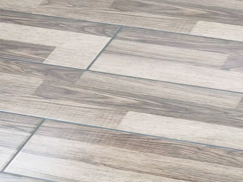 地板拆除翻新案例：1、可以不拆除，但是要求地面保護非常好，你要看好工人，他們干起活來可不會為你考慮如何小心的，他們會怎么省事怎么來的。 2、地板拆除后再安裝肯定有損壞的，并且有的地方是完全無法安裝，工人肯定會用膠給他粘在上的，你還要反復(fù)花錢，得不償失呀。 3、鏟除墻皮后刮膩子只要保證踢腳線地方小心點別弄得太濕就好了。