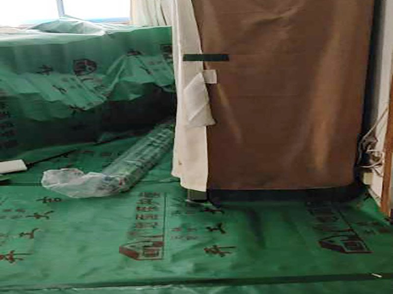 家具保護施工：遠離裝修區(qū)域的家居不需要過度防護，只需使用防塵塑料膜布遮蓋即可。地板保護，地板保護需要使用pvc+棉保護膜 （薄的保護膜會在裝修過程中踩壞），沿墻邊使用家較寬的地板專用膠帶密封。家居保護只需要使用普通pvc保護膜即可，注意下方要留足保護膜遮蓋下方地板。門窗保護:使用無紡布門窗保護膜，裁剪適當大小貼在窗戶上級窗戶框上即可。門使用pvc保護膜。小的突起如電源插座，使用保護膜覆蓋用較窄的地板專用膠帶密封。 注意：所有的密封都不要貼到需要粉刷裝修的墻面上。