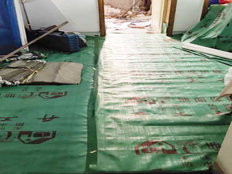 家具保護施工：遠離裝修區(qū)域的家居不需要過度防護，只需使用防塵塑料膜布遮蓋即可。地板保護，地板保護需要使用pvc+棉保護膜 （薄的保護膜會在裝修過程中踩壞），沿墻邊使用家較寬的地板專用膠帶密封。家居保護只需要使用普通pvc保護膜即可，注意下方要留足保護膜遮蓋下方地板。門窗保護:使用無紡布門窗保護膜，裁剪適當大小貼在窗戶上級窗戶框上即可。門使用pvc保護膜。小的突起如電源插座，使用保護膜覆蓋用較窄的地板專用膠帶密封。 注意：所有的密封都不要貼到需要粉刷裝修的墻面上。