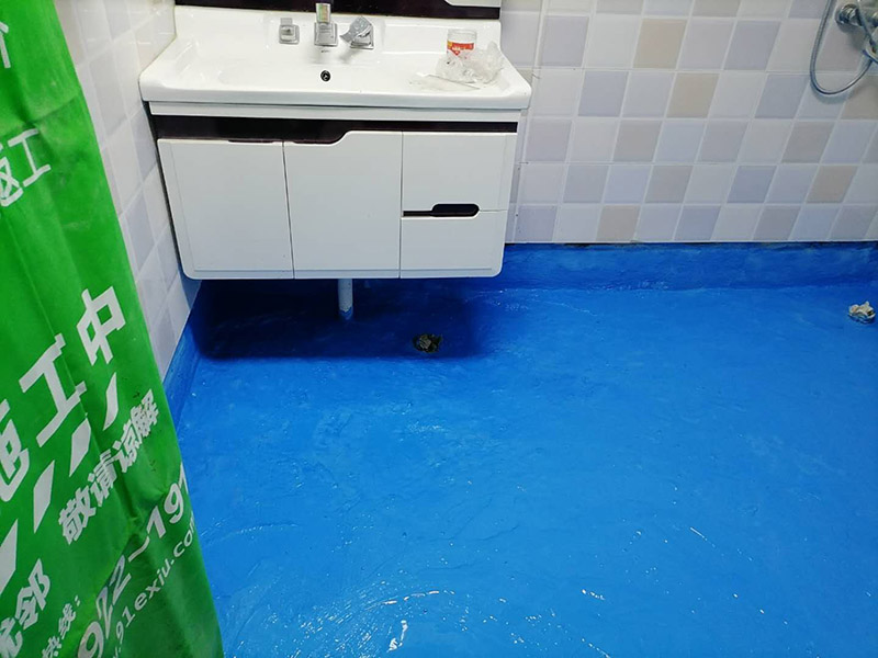 衛(wèi)生間地面防水:刷第一遍防水涂料。施工前確保工地干凈，干燥，防水涂料要涂滿，無遺漏，與基層結(jié)合牢固，無裂紋，無氣泡，無脫落現(xiàn)象。涂刷高度一致，厚度要達到規(guī)定要求。刷第二遍防水涂料。待第一遍涂料干透后才能進行第二遍，具體時間視涂料而定。間隔時間太短，防水的效果會打折扣。鋪保護層。需在防水涂料表面鋪上保護層。保護層要完全覆蓋防水層，無遺漏，與基層結(jié)合牢固，無裂紋，無氣泡，無脫落現(xiàn)象。 閉水試驗。閉水試驗時，地面最高點的水不能低于2里面，保存至少24小時，觀察無滲漏現(xiàn)象后才算合格。如有滲漏，需重做，切莫疏忽大意。