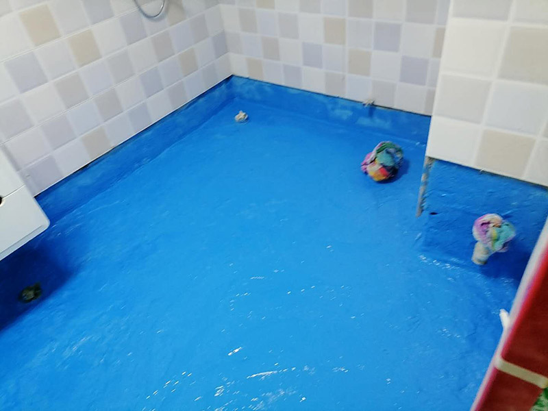 衛(wèi)生間地面防水:刷第一遍防水涂料。施工前確保工地干凈，干燥，防水涂料要涂滿，無遺漏，與基層結(jié)合牢固，無裂紋，無氣泡，無脫落現(xiàn)象。涂刷高度一致，厚度要達到規(guī)定要求。刷第二遍防水涂料。待第一遍涂料干透后才能進行第二遍，具體時間視涂料而定。間隔時間太短，防水的效果會打折扣。鋪保護層。需在防水涂料表面鋪上保護層。保護層要完全覆蓋防水層，無遺漏，與基層結(jié)合牢固，無裂紋，無氣泡，無脫落現(xiàn)象。 閉水試驗。閉水試驗時，地面最高點的水不能低于2里面，保存至少24小時，觀察無滲漏現(xiàn)象后才算合格。如有滲漏，需重做，切莫疏忽大意。
