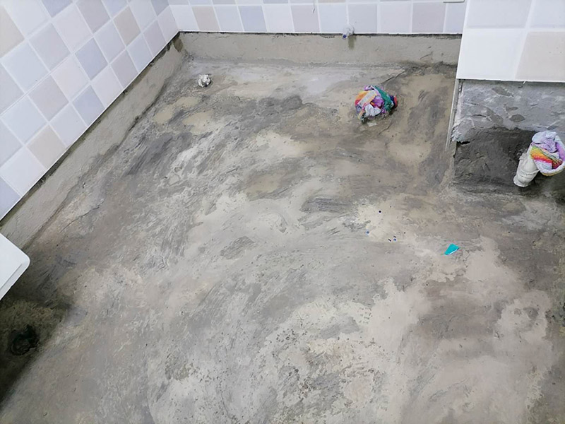 衛(wèi)生間地面防水:刷第一遍防水涂料。施工前確保工地干凈，干燥，防水涂料要涂滿，無遺漏，與基層結(jié)合牢固，無裂紋，無氣泡，無脫落現(xiàn)象。涂刷高度一致，厚度要達到規(guī)定要求。刷第二遍防水涂料。待第一遍涂料干透后才能進行第二遍，具體時間視涂料而定。間隔時間太短，防水的效果會打折扣。鋪保護層。需在防水涂料表面鋪上保護層。保護層要完全覆蓋防水層，無遺漏，與基層結(jié)合牢固，無裂紋，無氣泡，無脫落現(xiàn)象。 閉水試驗。閉水試驗時，地面最高點的水不能低于2里面，保存至少24小時，觀察無滲漏現(xiàn)象后才算合格。如有滲漏，需重做，切莫疏忽大意。