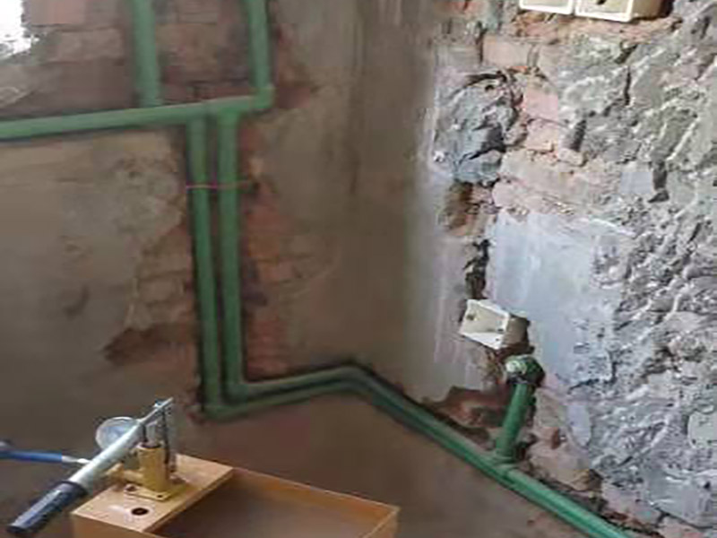 新裝水管打壓測試：堵住內(nèi)所有的堵頭，并將進(jìn)水容總管的閥門關(guān)閉。測壓時，把千斤頂?shù)膲簵U搖至壓力表的0.9-1.0之間，也就是說測壓試驗的壓力要是正常水壓的3倍左右。同材質(zhì)的水管，其的測壓試驗的時間是不同的，焊接管的測壓一般是30分鐘，而非焊接管的測壓一般4小時 如果出現(xiàn)了測壓器表針下降、變動等現(xiàn)象，則說明水管的連接不緊密，重新安裝。