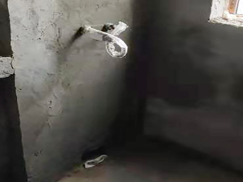 廚房抹灰防水施工：清理基層：將墊層上松散的混凝土、砂漿等清洗干凈，凸出的鼓包剔除。 刷水泥素漿：配合比為水泥∶防水油=1∶0.03(重量比)，加上適量水拌合成粥狀，鋪攤在地面上，用掃帚均勻掃一遍。 抹底層砂漿：底層用1∶3水泥砂漿，摻入水泥重3%～5%的防水粉。拌好的砂漿倒在地上，用杠尺刮平，木抹子順平，鐵抹子壓一遍。 刷水泥素漿：常溫間隔1d后刷水泥素漿一道，配合比為水泥∶防水油=1∶0.03(重量比)加適量水。 抹面層砂漿：刷水泥素漿后，接著抹面層砂漿，配合比及做法用底層。