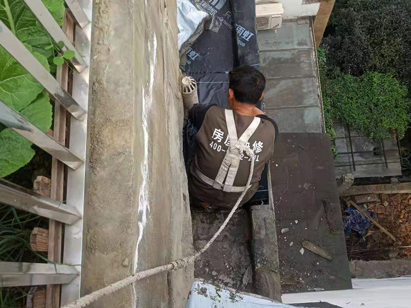 外墻露臺防水案例：陽臺做防水處理時，以免漏水造成下層住戶生活的不便，施工時要注意防水層厚度至少為5毫米，一般粉刷防水涂料2至3次即可。而在陽臺的地面與墻面的接縫處以及向上30厘米的這些地方，也需要粉刷防水涂料。另外需要注意的是，家庭陽臺裝修布置中不僅要做好防水材料涂刷工作，還要記得做出防水坡度，方便水流向排水口。