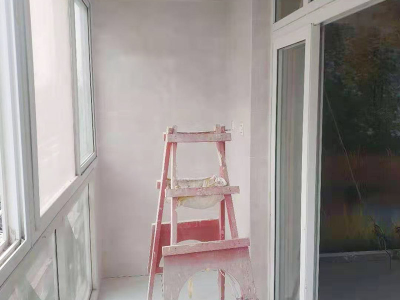 陽臺貼磚翻新：需要在粘結(jié)劑量置晾時間內(nèi)，將準備好的瓷磚鋪壓到位，垂直于梳理方向輕微搓動以排出磚下的空氣。鋪貼到位后用橡皮錘輕擊，用尺寸合適的十字定位架來調(diào)整表面平整度及接縫的平直。 磁磚盡量不要沾水，按垂直線及水平線保留6--8mm灰縫粘貼牢固后，再做填縫處理，陰雨天最好不要施工，以免水泥污垢增多。 填縫后，用木版或其他工具刮去大灰，用6--8#園鋼清理灰縫，以突出磚的立體感，磁磚表面殘留水泥一定等其發(fā)白時(即干而未凝固時)，用干布或鋸沫(木屑)、大沙、擦凈表面水泥，(注意一定不要用濕布)、布條、海綿等要勤擦勤換。 等徹底凝固后，用加長柄化纖滾筒毛刷沾取20%--30%鹽酸溶液進行全面清洗，之后用清水沖凈。這時要小心操作以免鹽酸沾染人身及衣物哦。