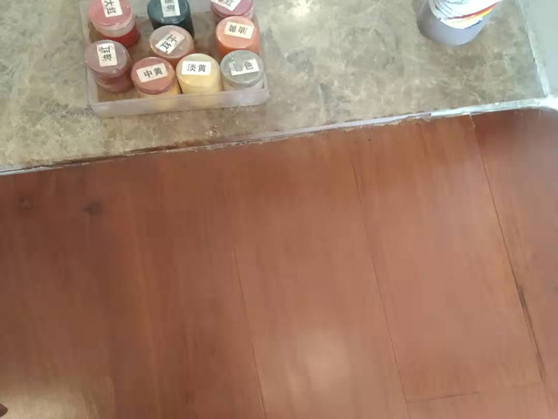 地板局部修補翻新：如果地板表面劃痕不嚴重，建議用地板精油處理一下，地板精油可以對地板進行保護，讓輕微劃傷的地方不會加深變色；修復后出現(xiàn)氣泡，可用幼砂紙輕輕磨去，最好在天氣干燥時進行，會事半功倍。如果地板表面的漆膜沒有壞，只是一點劃傷印痕，可以在地板清潔后，用拋光蠟直接拋光。拋光蠟可以保護地板的光澤，讓地板表面變得光滑，避免對劃傷的地方進行更深的傷害。如果地板劃痕的地方比較嚴重，地板漆膜破損或露白，可用水砂紙蘸肥皂水打磨、并擦干凈，待干后進行局部補色，色干后再刷涂一道漆，干燥24小時后，用水砂紙磨光，然后擦地板蠟進行拋光。如果地板的劃傷比較嚴重大面積，那么建議請專人的維修人員進行實木地板的翻新、或者更換。