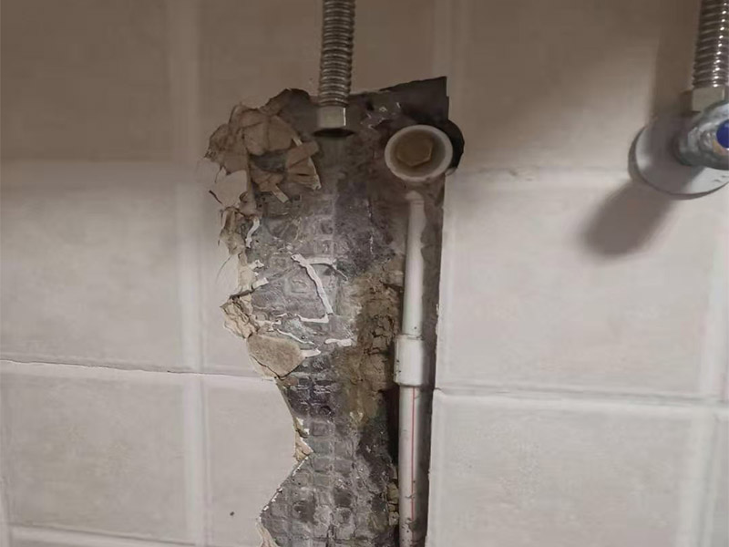 暗管漏水點檢測：驗證工作面頂棚成形質(zhì)量，保證漏水點位置、管徑等符合設計圖紙；管縫防水的完整性，即漏水點位置選取符合規(guī)范要求； 1，關閉水管總閥。(即水bai表前面的水管開du關) 2，打開房間里zhi面的水龍頭20分鐘，dao確保沒水再滴后關閉所有的水龍頭。 3，關閉馬桶水箱和洗衣機等具有蓄水功能的設備進水開關。 4，打開水管總閥。 5，打開總閥后20分鐘查看水表是否走動，包括緩慢的走動。如果有走動，即為漏水了。如果沒有走動，可能沒事。