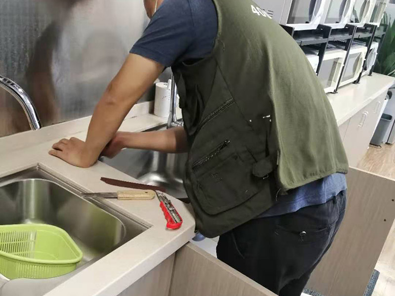 水槽安裝維修施工：第一步是安裝水龍頭。水龍頭有冷、熱之分，切勿搞錯位置。注意兩根進(jìn)水管的位置，安裝方法及方式都大同小異，提前做好準(zhǔn)備，才不會出錯。為了避免空隙而設(shè)置的配件。用配置好的掛片，利用螺絲夾緊調(diào)平，利用硅膠封住水槽周邊和臺面。一端接入水槽的排水口，另一端接到地下的排水口，就可以了。注意兩者之間的銜接，是否牢固，是否密封等等。進(jìn)排水是否通暢、密封是否得當(dāng)，是否滲水等等。如有滲水，立即返工。