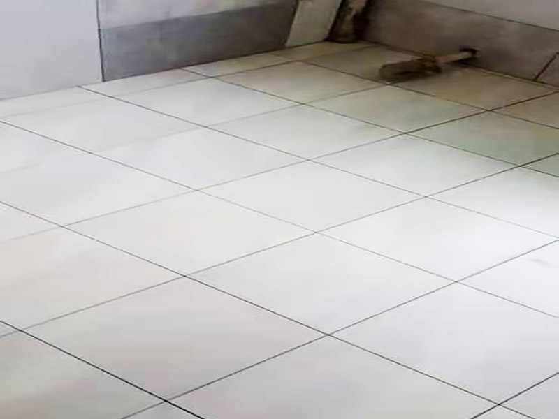 廚房衛(wèi)生間貼磚：開始貼磚前需對現(xiàn)有墻面的抹灰強度及空鼓進行排查，避免因抹灰強度及基層空鼓，造成瓷磚大面積空鼓出現(xiàn)。如果是釉面磚需要提前進行泡水，將瓷磚泡透至少30min以上。?；u吸水率小于0.5%，無需浸泡，但須做背膠涂刷，增加粘接強度，避免脫落。注意貼磚時采用專用粘接劑，抹灰要飽滿、均勻，尤其要注意四個角的抹灰要到位，避免后期空鼓。墻磚施工完成后做好噴水養(yǎng)護2天，待墻面干透后進行瓷磚勾縫或美縫處理即可。