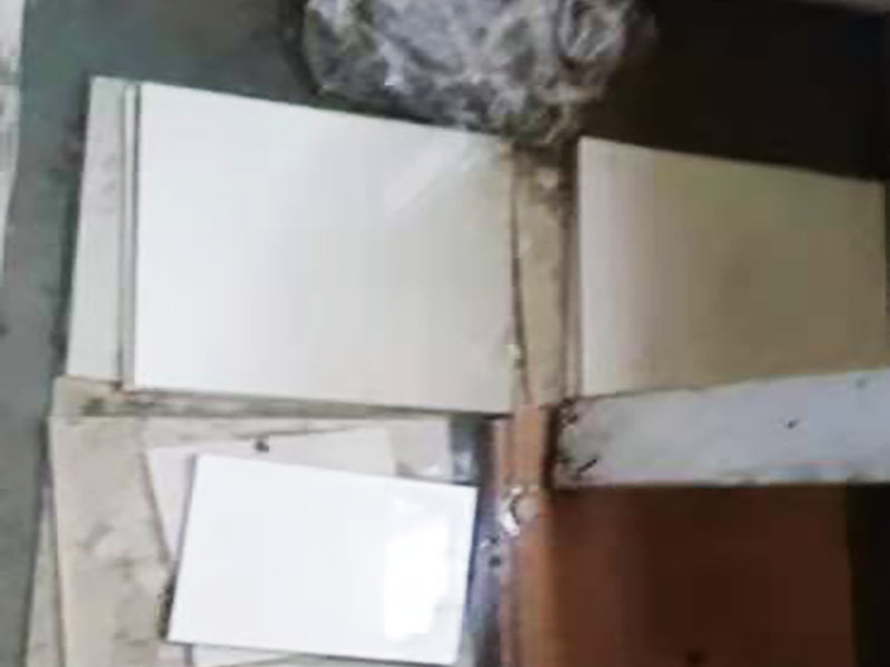 廚房衛(wèi)生間貼磚：開始貼磚前需對現(xiàn)有墻面的抹灰強度及空鼓進行排查，避免因抹灰強度及基層空鼓，造成瓷磚大面積空鼓出現(xiàn)。如果是釉面磚需要提前進行泡水，將瓷磚泡透至少30min以上。玻化磚吸水率小于0.5%，無需浸泡，但須做背膠涂刷，增加粘接強度，避免脫落。注意貼磚時采用專用粘接劑，抹灰要飽滿、均勻，尤其要注意四個角的抹灰要到位，避免后期空鼓。墻磚施工完成后做好噴水養(yǎng)護2天，待墻面干透后進行瓷磚勾縫或美縫處理即可。