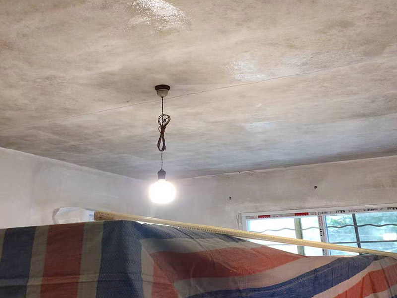 墻面翻新基層處理：墻體空鼓將嚴(yán)重影響涂層的附著力，通常采用目測(cè)、敲打、硬器劃刻、手抹等方法檢查。發(fā)現(xiàn)有空鼓現(xiàn)象，必須徹底鏟除，應(yīng)用配套膩?zhàn)有扪a(bǔ)平整或用與墻體砂漿比例一致的水泥砂漿按墻體同樣施工方法進(jìn)行修補(bǔ)填平，確保涂層吸收一致，無(wú)接痕。墻體裂縫嚴(yán)重影響涂層的裝飾美觀性能。發(fā)現(xiàn)裂縫應(yīng)用專(zhuān)用填補(bǔ)膩?zhàn)犹钛a(bǔ)修復(fù)，較大空心裂縫可先用砂漿修補(bǔ)后抹平。 涂裝施工前用鏟刀或刮刀鏟去一遍或用鋼絲刷處理清除，也可用硬毛竹掃把清除浮砂。墻體砂眼，凹坑如腳手架洞、空調(diào)洞、窗套、管道設(shè)施鋪設(shè)遺漏留缺陷，需用與墻體基面同類(lèi)材質(zhì)和施工方法進(jìn)行處理。這一點(diǎn)往往在施工中不被注意。但硅藻泥上墻后易發(fā)現(xiàn)發(fā)花不協(xié)調(diào)，嚴(yán)重影響裝飾效果。