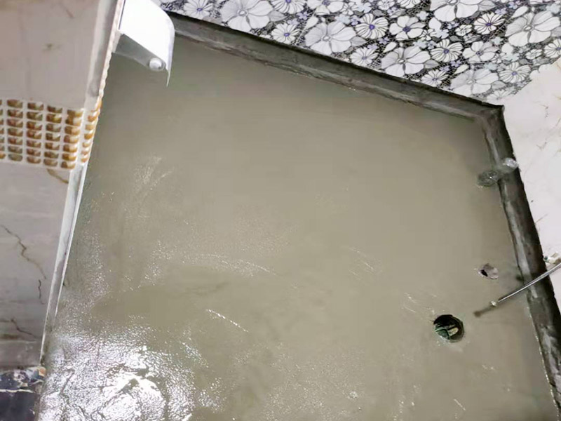 衛(wèi)生間地面防水裝修:首先要將墻面地面都要清潔干凈，這點非常重要，不能有散沙、土、石塊等干擾基層。如果基層開發(fā)商做的很不好的話，表面還要刷一層界面劑以防止墻面表面起沙。用噴壺將陰角部分和管根部分噴水，噴水的主要目的就是防止墻面吸收了堵漏寶太多的水分，造成堵漏寶沒有和墻面凝結(jié)在一起。那么噴多少水呢，建議以表面沒有明顯積水為宜。刷完以后，由于速凝型的堵漏寶干燥較快，所以基本不用等待，干的非?？?。然后將第一遍堵漏寶上鋪好網(wǎng)格布，主要是防止堵漏寶初凝以后裂開。然后進行第二遍涂刷堵漏寶，刷完咱們就要進行下面柔韌性防水涂刷的步驟了。