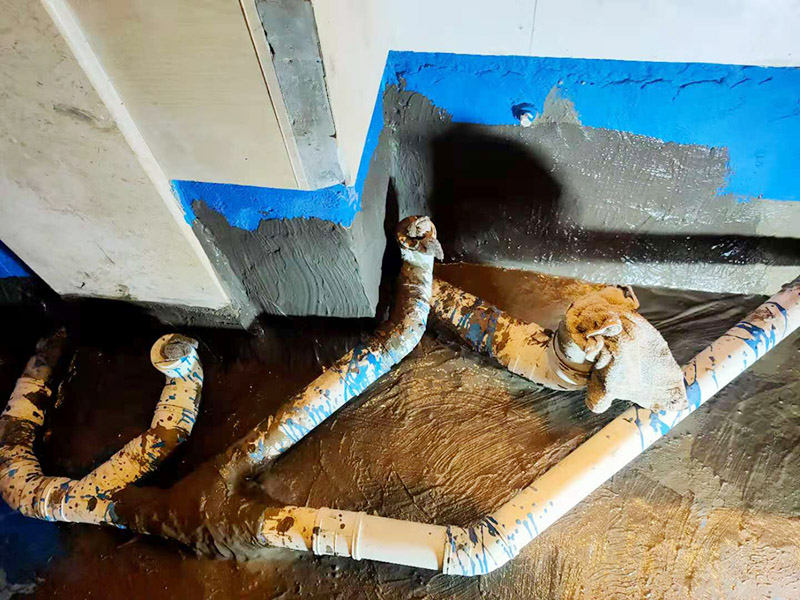 衛(wèi)生間地面基層防水：基層找平，無(wú)明顯水跡，滲漏處先進(jìn)行堵漏處理;基層表面強(qiáng)度表面無(wú)浮土、砂粒等污物，表面應(yīng)平整、無(wú)松動(dòng);陰陽(yáng)角半徑磨成光滑的小圓角;表面應(yīng)平整、無(wú)松動(dòng)。用塑料橡膠刮或油漆涂刮(刷)在基層表面上，厚度一致;第一層涂膜薄涂，第二層涂膜的涂膜方向與第一層涂膜的涂刮(刷)方向垂直。轉(zhuǎn)角、接縫、變形縫等特殊部位必須仔細(xì)涂刷至符合要求，涂膜厚薄要均勻、封閉嚴(yán)密，不允許有露底、起鼓、脫落、開(kāi)裂、翹邊和收口密封不嚴(yán)等現(xiàn)象。衛(wèi)生間、廚房等部位在防水層干固后，在門(mén)檻部位砌一壟磚進(jìn)行24小時(shí)閉水實(shí)驗(yàn)，看樓下樓頂是否有濕水點(diǎn)，無(wú)則證明防水施工是合格的。