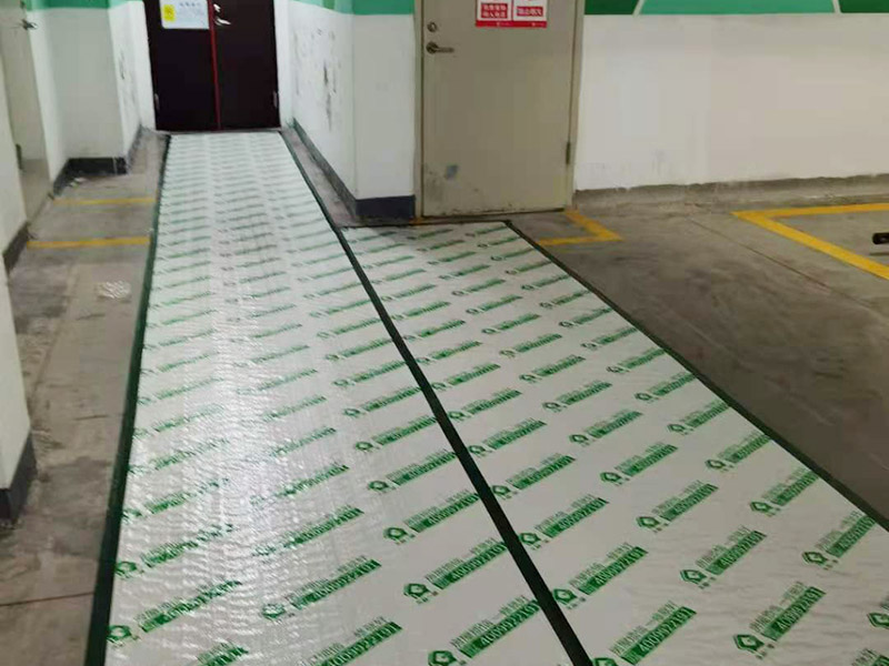 吊柜安裝維修：廚柜和地柜高度確定后，在吊柜裝修過程中，柜體的深度也很重要，因?yàn)楣耋w與地柜的深度會(huì)有一定的差距，這些差距也是都和家庭人員的身高、地柜的深度等因素來決定的，一般吊柜的深度最合適的是在30到45厘米之間。在吊柜劃好線后，可以在固定位置和固定位置鉆孔。 安裝前應(yīng)先調(diào)整柜體， 然后通過調(diào)節(jié)合頁，保證吊柜門扇的水平和垂直。最好用兩個(gè)或四個(gè)膨脹螺絲固定墻壁的吊頂框架。 安裝吊柜時(shí)，一定要注意一件事，就是吊柜不應(yīng)安裝在輕質(zhì)墻體上，因?yàn)榈豕癖旧淼闹亓亢痛娣诺碾s物的重量會(huì)使輕質(zhì)墻體難以撐住，所以最好將吊柜安裝在堅(jiān)固的墻上。如果它非要安裝在廚房隔斷墻上，則在進(jìn)行隔斷時(shí)必須使用兩層細(xì)木工板和石膏板用于增強(qiáng)墻壁的剛性，否則吊柜很容易脫落。