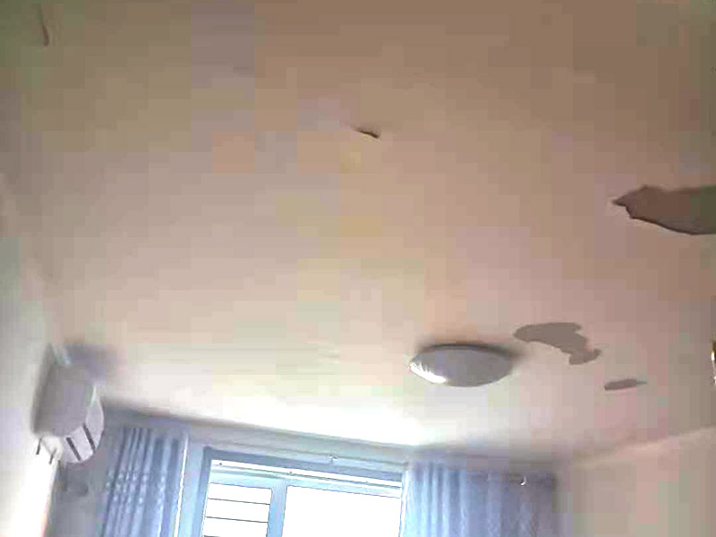 墻面基層處理：刮膩?zhàn)又?，?yīng)該先用石膏在墻面找平，做好墻面的找平工作接下來就該是對墻面進(jìn)行刮膩?zhàn)拥墓こ塘?。裝修墻面處理流程中刮膩?zhàn)有枰?jīng)過多道工序，而且其使用 的材料也要有細(xì)膩感，用膩?zhàn)硬牧暇鶆虻脑趬γ嫱磕?，形成平而整齊的裝飾效果。薄薄的涂抹 在水泥墻面上，就完成了第一道膩?zhàn)庸こ獭?刷涂料的工程中直接滾涂兩遍乳膠漆即可，但是一般在刷涂料之前，墻面會涂上一層防水的膩?zhàn)訉?，可以有效的防止墻面出現(xiàn)發(fā)霉、漏水等現(xiàn)象。噴涂的方式更好， 但是需要在耐水膩?zhàn)由蠈釉谏弦坏姥b潢膩?zhàn)?，噴上薄薄的一層即可，而且還需用1200目砂紙打磨，然后再噴涂乳膠漆就可以了，而且只噴一 遍油漆。如果墻面裝修的時間長了，想要補(bǔ)上墻面的油漆，可以不用鏟除原有的涂料，可以直接在墻面噴涂就可以了。