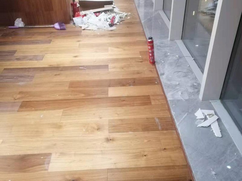 辦公室地板鋪貼：清掃地面：地面清理衛(wèi)生，避免浮塵對以后生活中的影響。確定地板鋪設方向，一般朝南房間，以南北方向為主，即地板豎向?qū)χ柟庹丈溥M來的方向也就是地板南北向鋪設最為常見。龍骨的水平面要平整，固定要牢固，使用專用的龍骨釘。使用1.5厚的防潮墊，能隔離地面的潮氣，避免地板日常使用中因地面潮氣而產(chǎn)生變形等情況。安裝地板的釘子必須要使用地板專用釘，不可以直接打入地板中，先要使用電鉆打眼后用地板釘將木地板固定在龍骨上。注意地板鋪設中，要預留適當?shù)目p隙，確保地板后期的膨脹空間，避免起拱問題的出現(xiàn)。