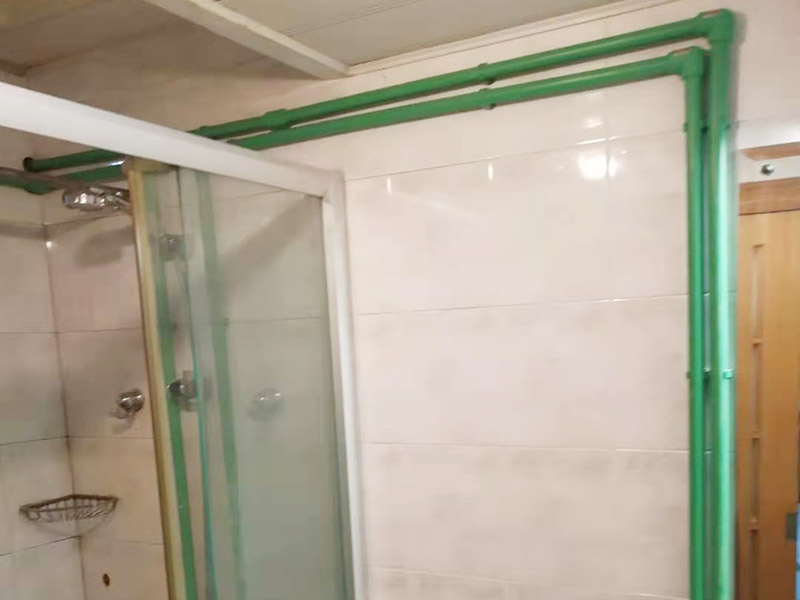 廁所暗管改明管：漏水的地方不一定先流出水，只有當(dāng)水漏到樓下或水漫金山，才會(huì)發(fā)現(xiàn)漏水，但由于是暗管，也無(wú)法立刻找到漏水的地方，所以損失會(huì)相當(dāng)大；走頂?shù)脑挘瑥N房衛(wèi)生間可以用鋁扣板吊頂遮住，在穿墻過(guò)玄關(guān)部分我們是沿著邊角走，可以用石膏線包上，不影響美觀。 1．北方四季溫差明顯，尤其是冬天過(guò)于寒冷，建議走暗管比較好。 2．南方地區(qū)由于氣候潮濕，暗管反而容易潮濕復(fù)式，可以考慮做明管，但做明管時(shí)一定要把暗管全部放棄不用。 3．做明管要用固定卡座來(lái)固定管道，用脹塞式膨脹栓固定卡座。