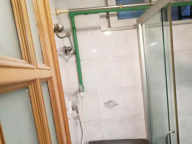 廁所暗管改明管：漏水的地方不一定先流出水，只有當(dāng)水漏到樓下或水漫金山，才會(huì)發(fā)現(xiàn)漏水，但由于是暗管，也無(wú)法立刻找到漏水的地方，所以損失會(huì)相當(dāng)大；走頂?shù)脑?，廚房衛(wèi)生間可以用鋁扣板吊頂遮住，在穿墻過(guò)玄關(guān)部分我們是沿著邊角走，可以用石膏線包上，不影響美觀。 1．北方四季溫差明顯，尤其是冬天過(guò)于寒冷，建議走暗管比較好。 2．南方地區(qū)由于氣候潮濕，暗管反而容易潮濕復(fù)式，可以考慮做明管，但做明管時(shí)一定要把暗管全部放棄不用。 3．做明管要用固定卡座來(lái)固定管道，用脹塞式膨脹栓固定卡座。