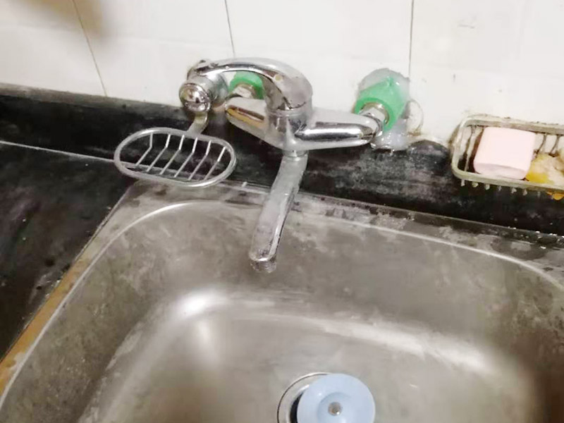 廁所暗管改明管：漏水的地方不一定先流出水，只有當(dāng)水漏到樓下或水漫金山，才會(huì)發(fā)現(xiàn)漏水，但由于是暗管，也無(wú)法立刻找到漏水的地方，所以損失會(huì)相當(dāng)大；走頂?shù)脑?，廚房衛(wèi)生間可以用鋁扣板吊頂遮住，在穿墻過(guò)玄關(guān)部分我們是沿著邊角走，可以用石膏線包上，不影響美觀。 1．北方四季溫差明顯，尤其是冬天過(guò)于寒冷，建議走暗管比較好。 2．南方地區(qū)由于氣候潮濕，暗管反而容易潮濕復(fù)式，可以考慮做明管，但做明管時(shí)一定要把暗管全部放棄不用。 3．做明管要用固定卡座來(lái)固定管道，用脹塞式膨脹栓固定卡座。