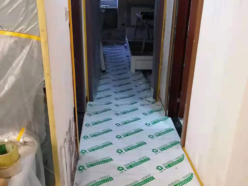 全屋成品保護(hù)措施：入戶(hù)門(mén)扇用公司統(tǒng)一的門(mén)貼進(jìn)行全面包裹保護(hù)，用透明膠帶將保護(hù)膜粘貼牢固平整。 用標(biāo)準(zhǔn)保護(hù)膜將門(mén)框三面保護(hù)完整并固定牢固。 工程完工后拆除保護(hù)膜時(shí)如果有粘貼時(shí)的膠痕，應(yīng)用酒精或?qū)Ｓ玫那逦蹌┣宄z痕。 飾面板進(jìn)場(chǎng)后對(duì)其封兩遍以上清漆并打?qū)Ψ胖谩?家具制作后，用報(bào)紙折成U字型將柜子內(nèi)部進(jìn)行保護(hù)。 涉及色漆或擦色作業(yè)時(shí)，應(yīng)將柜門(mén)拆除后噴漆或擦色，避免造成顏色交叉污染。