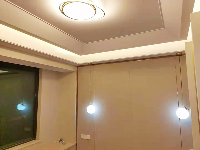 全屋吊燈安裝服務：首先要選擇好吊燈安裝的位置、要避開吊燈或天花板中埋的暗線。把掛板從吸頂盤上拿下來，對準西片上的空孔選擇合適的位置，如果找空位一直沒對準，注意調整一下螺絲的位置。 然后根據安裝條在天花板上找準需要打孔的位置，開始鉆孔，選取合適大小的鉆頭，使用電轉在天花板上打6mm的孔。 將膨脹螺栓打入天花板的孔中，可以使用錘子將螺栓敲入孔中，然后將掛板固定在天花板上 接線并固定燈盤 關閉電源，把留出電源的線頭與燈線連接，纏上膠布，再把燈盤固定到背條上