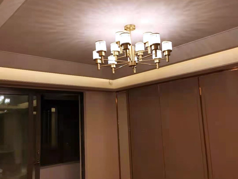 全屋吊燈安裝服務：首先要選擇好吊燈安裝的位置、要避開吊燈或天花板中埋的暗線。把掛板從吸頂盤上拿下來，對準西片上的空孔選擇合適的位置，如果找空位一直沒對準，注意調整一下螺絲的位置。 然后根據安裝條在天花板上找準需要打孔的位置，開始鉆孔，選取合適大小的鉆頭，使用電轉在天花板上打6mm的孔。 將膨脹螺栓打入天花板的孔中，可以使用錘子將螺栓敲入孔中，然后將掛板固定在天花板上 接線并固定燈盤 關閉電源，把留出電源的線頭與燈線連接，纏上膠布，再把燈盤固定到背條上