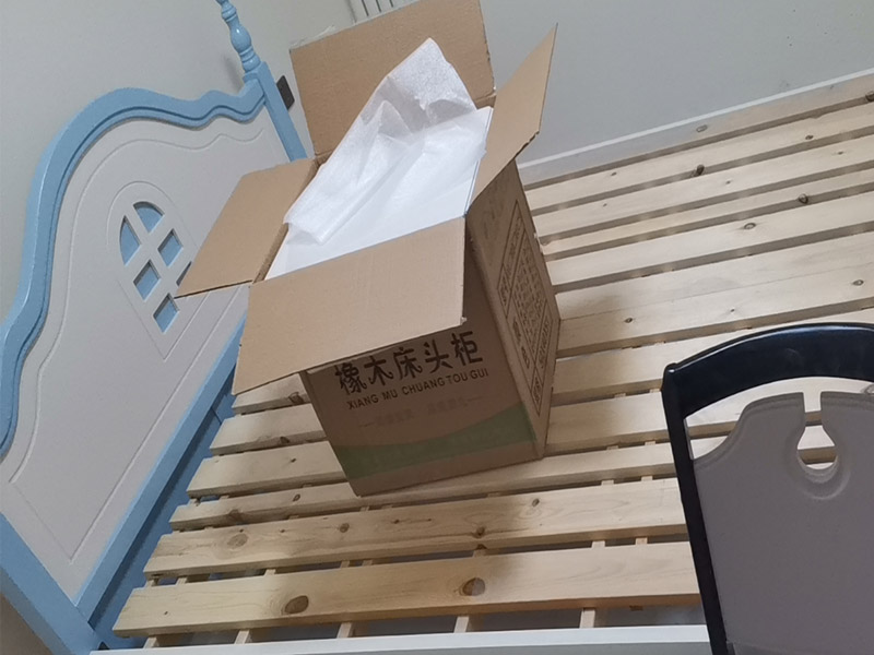 家具組裝維修：1、墻面中的裝修管線：水電改造已經(jīng)是現(xiàn)代裝修中必不可少的一項(xiàng)，所以墻面中，頂棚中，頂與墻的交接處都會(huì)有管線埋于墻內(nèi)的可能。定制家具的安裝其實(shí)與整體櫥柜非常像，也有吊柜，有時(shí)也需要用到電錘之類(lèi)的重型裝備，如果事先我們都不知道那里有管，那里有線，就會(huì)有打斷線，打爆水管的可能；線比較好接起來(lái)，可是水管就很難搞了。 2、拉手、把手等五金件的安裝：這里主要是要確定安裝位置，以最合適家人的高度或者位置就可以，而不要光圖美觀好看。比如吊柜或者增高柜的把手一定要安裝在門(mén)的下面，地柜、寫(xiě)字臺(tái)的小柜，一定要放在上面。 3、注意保持衛(wèi)生：如果是更換家里的舊家具，這一點(diǎn)尤為重要，因?yàn)槎ㄖ萍揖卟煌诔善芳揖?，很多東西是在您的家中安裝完成的，要有一些打孔、切割等工作，所以必然會(huì)有一些鋸末和灰塵產(chǎn)生。 4、安裝時(shí)要注意家中的其它位置的保護(hù)，因?yàn)榧揖咭话阍诩已b過(guò)程中是最后進(jìn)場(chǎng)（不裝修的話更要保護(hù)家里的物品），家具安裝完，就要做保潔了。重點(diǎn)保護(hù)的對(duì)象是：地板（尤其是實(shí)木地板）、門(mén)套、門(mén)、樓梯、墻紙、壁燈等。