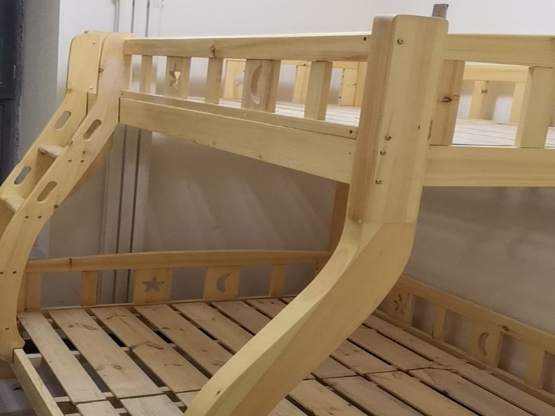 家具組裝維修：1、墻面中的裝修管線：水電改造已經(jīng)是現(xiàn)代裝修中必不可少的一項(xiàng)，所以墻面中，頂棚中，頂與墻的交接處都會(huì)有管線埋于墻內(nèi)的可能。定制家具的安裝其實(shí)與整體櫥柜非常像，也有吊柜，有時(shí)也需要用到電錘之類(lèi)的重型裝備，如果事先我們都不知道那里有管，那里有線，就會(huì)有打斷線，打爆水管的可能；線比較好接起來(lái)，可是水管就很難搞了。 2、拉手、把手等五金件的安裝：這里主要是要確定安裝位置，以最合適家人的高度或者位置就可以，而不要光圖美觀好看。比如吊柜或者增高柜的把手一定要安裝在門(mén)的下面，地柜、寫(xiě)字臺(tái)的小柜，一定要放在上面。 3、注意保持衛(wèi)生：如果是更換家里的舊家具，這一點(diǎn)尤為重要，因?yàn)槎ㄖ萍揖卟煌诔善芳揖撸芏鄸|西是在您的家中安裝完成的，要有一些打孔、切割等工作，所以必然會(huì)有一些鋸末和灰塵產(chǎn)生。 4、安裝時(shí)要注意家中的其它位置的保護(hù)，因?yàn)榧揖咭话阍诩已b過(guò)程中是最后進(jìn)場(chǎng)（不裝修的話更要保護(hù)家里的物品），家具安裝完，就要做保潔了。重點(diǎn)保護(hù)的對(duì)象是：地板（尤其是實(shí)木地板）、門(mén)套、門(mén)、樓梯、墻紙、壁燈等。