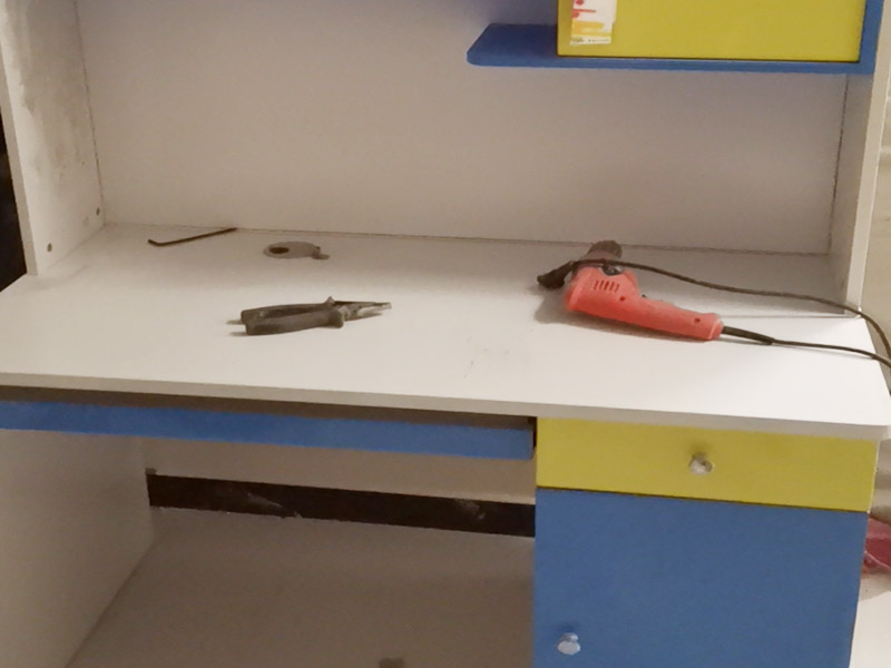 家具組裝維修：1、墻面中的裝修管線：水電改造已經(jīng)是現(xiàn)代裝修中必不可少的一項(xiàng)，所以墻面中，頂棚中，頂與墻的交接處都會(huì)有管線埋于墻內(nèi)的可能。定制家具的安裝其實(shí)與整體櫥柜非常像，也有吊柜，有時(shí)也需要用到電錘之類(lèi)的重型裝備，如果事先我們都不知道那里有管，那里有線，就會(huì)有打斷線，打爆水管的可能；線比較好接起來(lái)，可是水管就很難搞了。 2、拉手、把手等五金件的安裝：這里主要是要確定安裝位置，以最合適家人的高度或者位置就可以，而不要光圖美觀好看。比如吊柜或者增高柜的把手一定要安裝在門(mén)的下面，地柜、寫(xiě)字臺(tái)的小柜，一定要放在上面。 3、注意保持衛(wèi)生：如果是更換家里的舊家具，這一點(diǎn)尤為重要，因?yàn)槎ㄖ萍揖卟煌诔善芳揖?，很多東西是在您的家中安裝完成的，要有一些打孔、切割等工作，所以必然會(huì)有一些鋸末和灰塵產(chǎn)生。 4、安裝時(shí)要注意家中的其它位置的保護(hù)，因?yàn)榧揖咭话阍诩已b過(guò)程中是最后進(jìn)場(chǎng)（不裝修的話更要保護(hù)家里的物品），家具安裝完，就要做保潔了。重點(diǎn)保護(hù)的對(duì)象是：地板（尤其是實(shí)木地板）、門(mén)套、門(mén)、樓梯、墻紙、壁燈等。