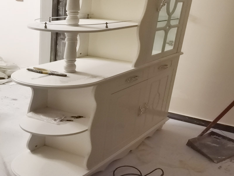 家具組裝維修：1、墻面中的裝修管線：水電改造已經(jīng)是現(xiàn)代裝修中必不可少的一項(xiàng)，所以墻面中，頂棚中，頂與墻的交接處都會(huì)有管線埋于墻內(nèi)的可能。定制家具的安裝其實(shí)與整體櫥柜非常像，也有吊柜，有時(shí)也需要用到電錘之類(lèi)的重型裝備，如果事先我們都不知道那里有管，那里有線，就會(huì)有打斷線，打爆水管的可能；線比較好接起來(lái)，可是水管就很難搞了。 2、拉手、把手等五金件的安裝：這里主要是要確定安裝位置，以最合適家人的高度或者位置就可以，而不要光圖美觀好看。比如吊柜或者增高柜的把手一定要安裝在門(mén)的下面，地柜、寫(xiě)字臺(tái)的小柜，一定要放在上面。 3、注意保持衛(wèi)生：如果是更換家里的舊家具，這一點(diǎn)尤為重要，因?yàn)槎ㄖ萍揖卟煌诔善芳揖?，很多東西是在您的家中安裝完成的，要有一些打孔、切割等工作，所以必然會(huì)有一些鋸末和灰塵產(chǎn)生。 4、安裝時(shí)要注意家中的其它位置的保護(hù)，因?yàn)榧揖咭话阍诩已b過(guò)程中是最后進(jìn)場(chǎng)（不裝修的話更要保護(hù)家里的物品），家具安裝完，就要做保潔了。重點(diǎn)保護(hù)的對(duì)象是：地板（尤其是實(shí)木地板）、門(mén)套、門(mén)、樓梯、墻紙、壁燈等。