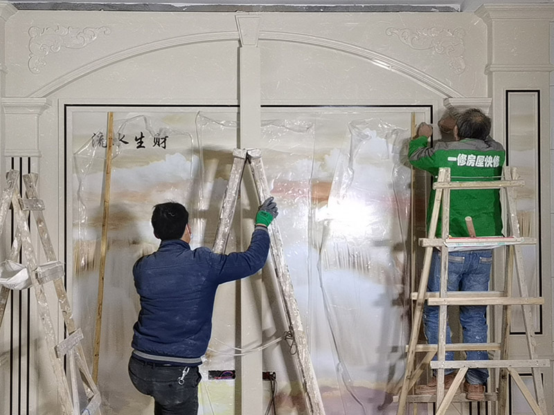 客廳背景墻裝修：電視背景墻一定會(huì)是裝修的重中之重,他的裝修類型有許多,例如外型鋁塑板、石膏板外型、外型鋁塑板、木制油漆外型、玻璃、石材外型,還有貼墻紙等各種裝修方式。做裝修計(jì)劃時(shí)一定要考慮一下客廳他自己寬度,一般情況下放置電視機(jī)比較看起來最佳的間隔是電視機(jī)尺度的3.5倍因此我們不能把電視墻做得太厚,以免導(dǎo)致客廳看起來比較狹小。背景墻面在施工時(shí)候，我們要確定好踢腳線高度，地磚厚度這些因素都是我們需要考慮進(jìn)去的使各個(gè)外型諧和,如果沒有計(jì)劃踢腳線,那么面板、石膏板的裝置應(yīng)當(dāng)在地磚施工完成后,以防受潮。